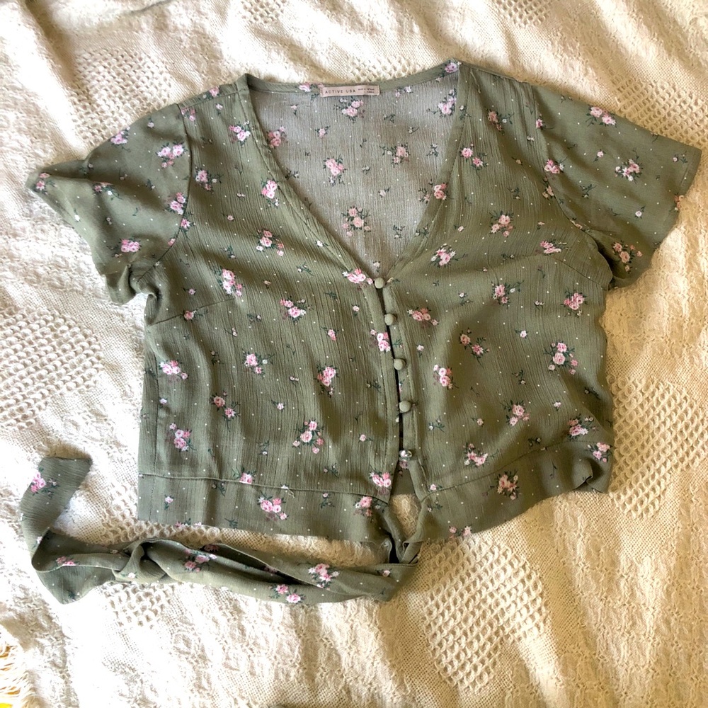 Sage floral crop top with ties 🌸